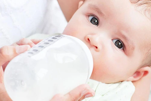 [ẢNH] Từ nghiên cứu trẻ bú bình 'nuốt' 1,6 triệu hạt vi nhựa/ngày: Những lưu ý giúp chọn bình sữa an toàn