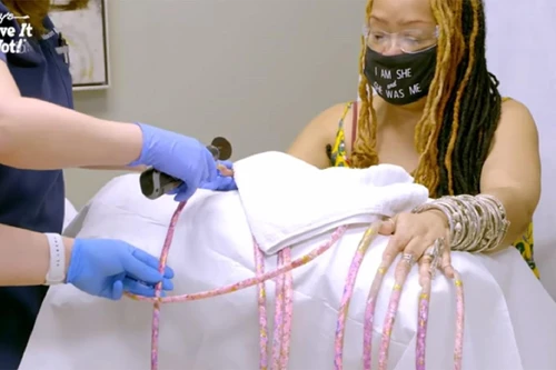 Người phụ nữ có bộ móng tay dài nhất thế giới quyết định cắt bỏ sau 28 năm 