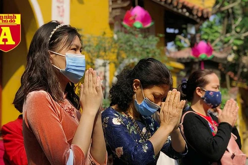 [ẢNH] Mùng 3 Tết: Khách đi lễ 'đành' vái vọng vì nhiều chùa nổi tiếng ở Hà Nội tạm đóng cửa 