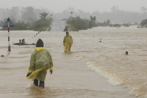 [Tin nhanh tối 06-11-2020] Quảng Ngãi: Hai người bị nước cuốn do cố chạy xe qua đoạn đường ngập sâu