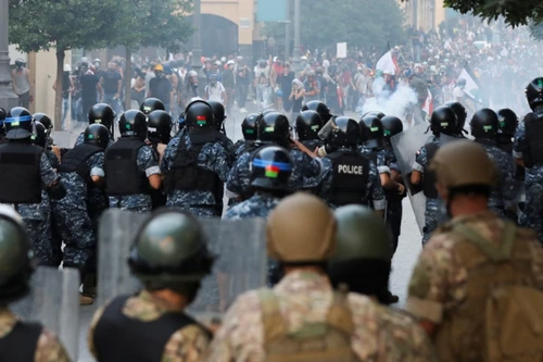 [ẢNH]: Người biểu tình Lebanon tiếp tục đòi thay máu chính quyền