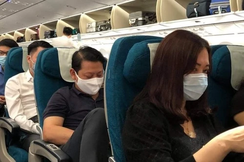 [Tin nhanh tối 02-11-2020] Khách châm lửa đốt khăn, máy bay phải dừng khẩn cấp