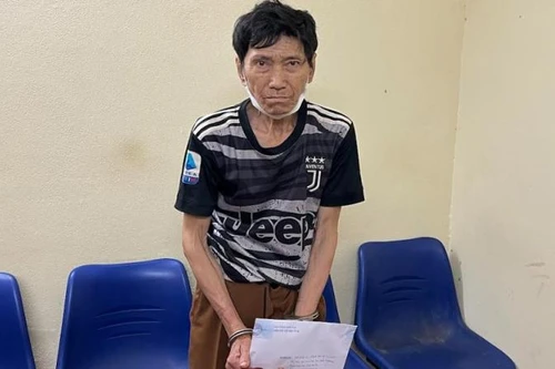 [Tin nhanh tối 17-4-2022] Bắt giữ người đàn ông 65 tuổi tàng trữ hơn 400 viên ma túy tổng hợp