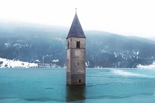 [ẢNH] Ngôi làng ma mị nổi lên từ đáy hồ sau 71 năm bị nhấn chìm