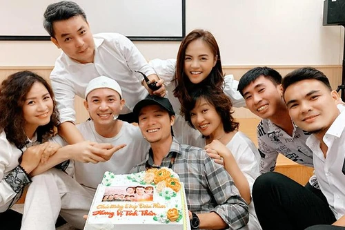 Dàn diễn viên ‘11 tháng 5 ngày’ và ‘Hương vị tình thân’: Người xúc động bật khóc, người vui tưng bừng trong tiệc đóng máy
