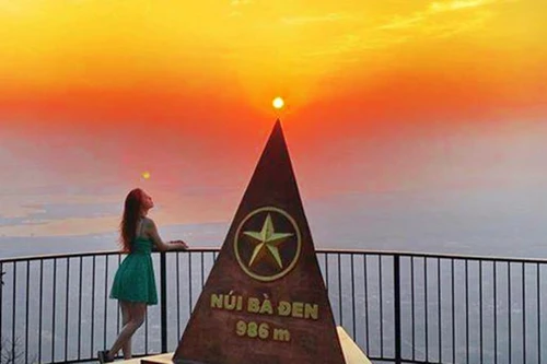 [ẢNH] Ngắm thời khắc bình minh tuyệt đẹp giữa 'biển mây' trên đỉnh núi Bà Đen