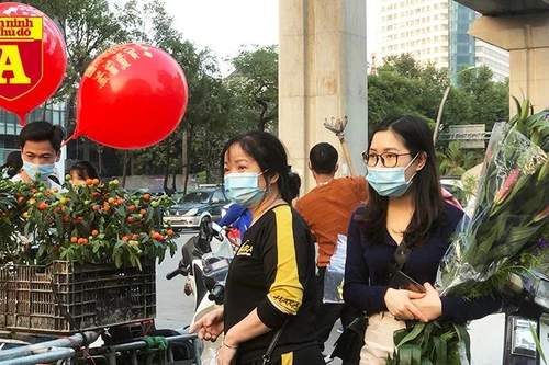 [ẢNH] Chợ chiều 30 Tết đông vui hiếm thấy, người mua tấp nập, hàng hoá 'giữ giá'