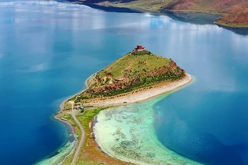 [ẢNH Thăm tu viện ‘trên mây’ và ngôi đền ‘cô đơn’ nằm giữa hồ thiêng Tây Tạng 