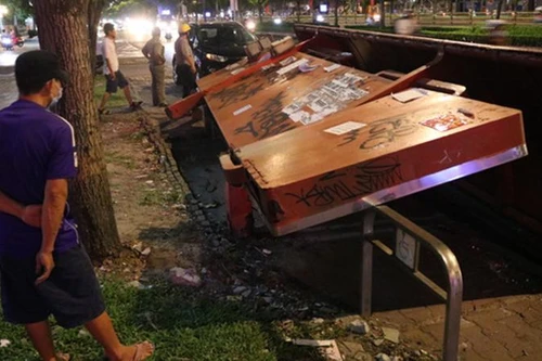 [Tin nhanh sáng 1-5-2021] Trạm dừng xe buýt bất ngờ đổ sập 