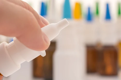 Anh phát triển loại thuốc xịt mũi có khả năng ngăn ngừa lây truyền virus COVID-19