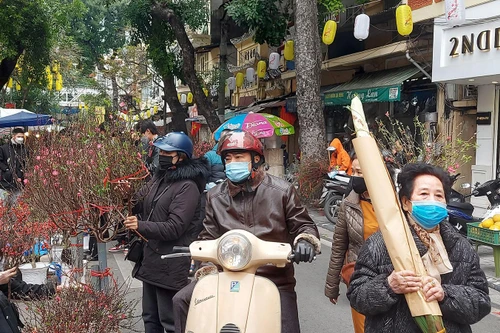 Người dân Hà Nội tất bật mua sắm để kịp chuẩn bị đón Tết Nhâm Dần 2022