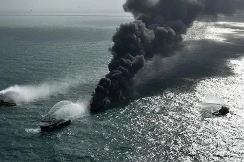 [ẢNH] Tàu chở axit bốc cháy dữ dội trên biển Sri Lanka