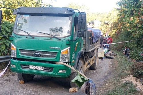 [Tin nhanh tối 11-12-2021] Thầy giáo bị xe tải cán tử vong cách nhà 20m