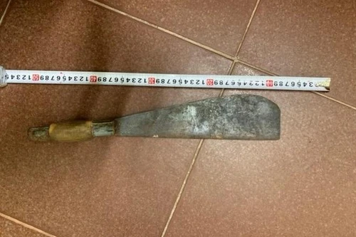 [Tin nhanh tối 6-9-2021] Chồng cầm dao chém liên tiếp vào người vợ rồi bỏ trốn