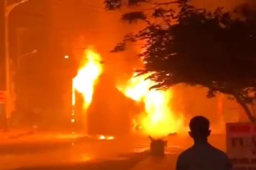 [Tin nhanh tối 31-12-2021] Ô tô giường nằm bốc cháy kinh hoàng giữa đêm