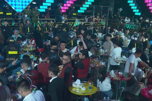 [Tin nhanh sáng 26-6-2022] Đột kích 2 quán bar, phát hiện cả súng đạn giấu dưới ghế