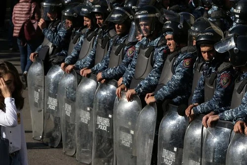 [ẢNH] Bạo loạn để phản đối đình chiến ở Armenia