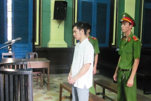 Bỏ thuốc kích dục vào sữa cho bạn gái nhí uống rồi… hiếp dâm