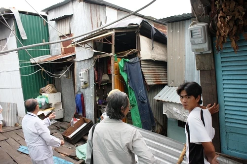 8 người thoát chết gang tấc khi ngôi nhà bị sạt xuống kênh