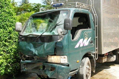 Xe ô tô chở nước đá cán 4 người thương vong