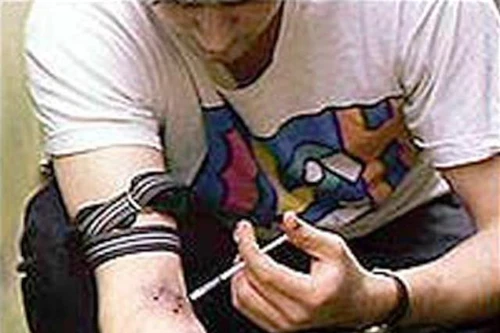 1 người chết trong nhà nghỉ nghi do sốc ma túy