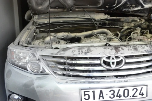 Ô tô bạc tỷ bổng dưng bốc cháy