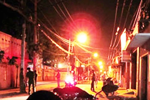 Người có biểu hiện tâm thần, tẩm xăng tự thiêu giữa phố