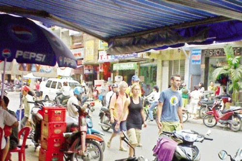 Dàn cảnh đe dọa trấn lột du khách nước ngoài