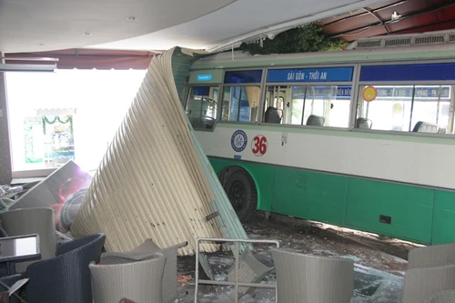 Xe buýt đâm sầm vào quán cà phê