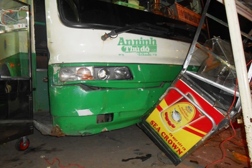 Xe buýt lao thẳng vào quán ăn, nhiều người thoát chết trong gang tấc