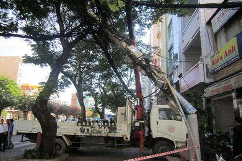 Xe công trình kéo gãy 3 trụ điện, người đi đường thót tim