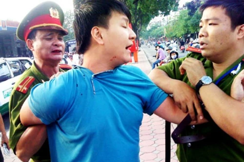 Hết đâm dao, rồi dùng MBH đánh phó công an xã