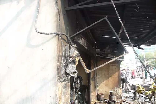 Hàng trăm bình gas mini phát nổ thiêu trụi tiệm tạp hóa