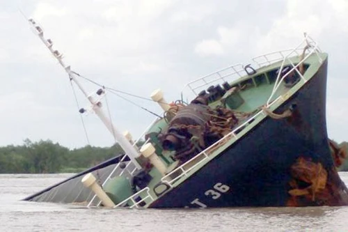 Cứu sống 22 thuyền viên chìm tàu trên biển