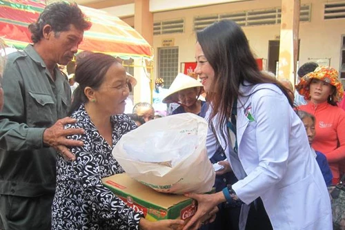 Khám chữa, cấp thuốc miễn phí cho gần 900 bệnh nhân nghèo miền Tây