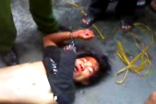 Bắt khẩn cấp tên cướp cuồng sát trên phố