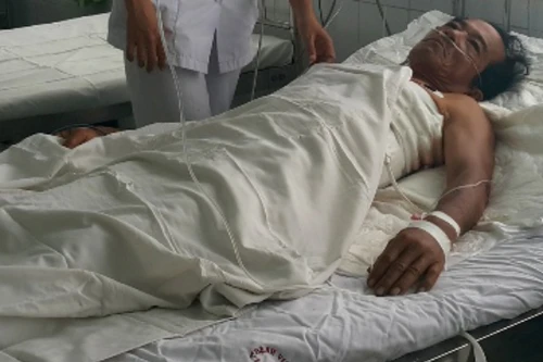 Nhậu say, ngã cầu khỉ, người đàn ông bị cây chọc thủng phổi