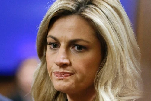 Bị tung ảnh khỏa thân, nữ bình luận viên nhận bồi thường 55 triệu USD