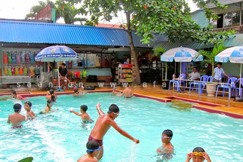 Bơi ở bể bơi là không an toàn