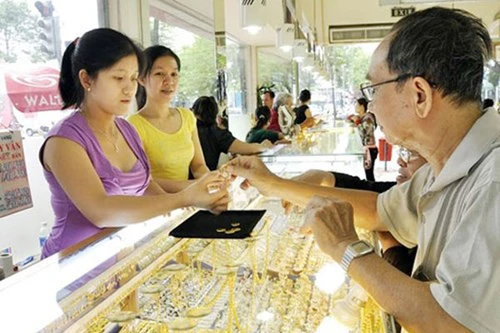 Giá vàng giảm 300.000 đồng/lượng trong tuần