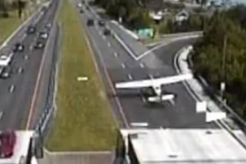 Máy bay hạ cánh trên đường cao tốc