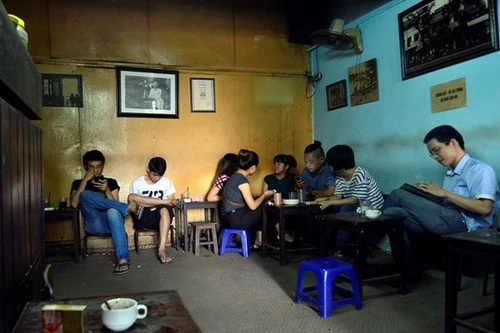 Họa sĩ Nguyễn Thu Thủy nhận bằng khen của Bộ Tư lệnh Hải quân