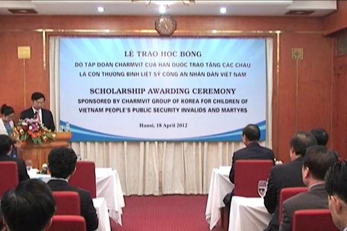 Tập đoàn Charmvit – Hàn Quốc trao học bổng 1 tỷ cho con em học sinh CAND