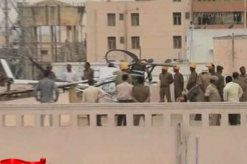 Ấn Độ: Trực thăng hạ cánh khẩn cấp trên mái khu chung cư