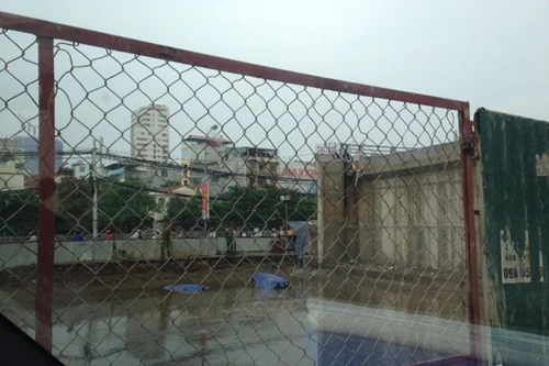 Lao xuống cầu vượt đường Láng đang thi công, một người tử vong