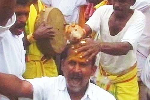 Lễ hội kì quặc hút khách dù có thể... vỡ đầu, chết người