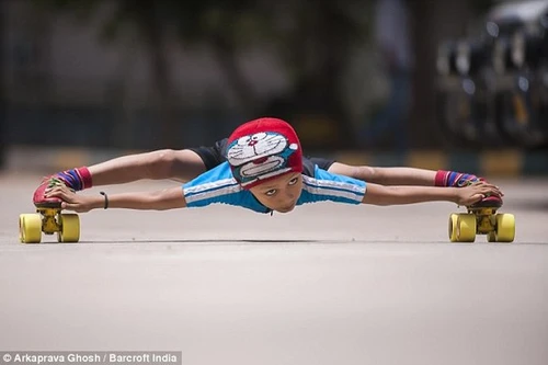 Kỷ lục màn uốn dẻo trượt patin qua gầm 39 chiếc ô tô