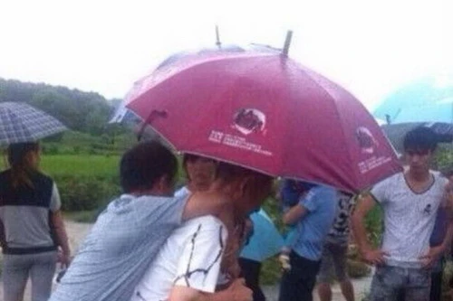 Trung Quốc: Mất chức vị bắt người khác cõng qua đường ngập