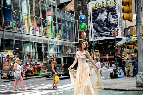 Áo dài Võ Việt Chung bay bổng giữa trời New York