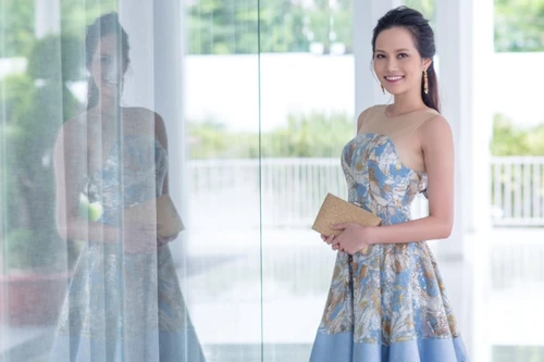 Hoa hậu Diệu Linh diện váy trẻ trung như nữ sinh đi họp báo